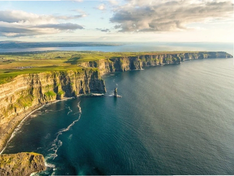 Vách đá Moher, Ireland nhìn ra đại dương bao la