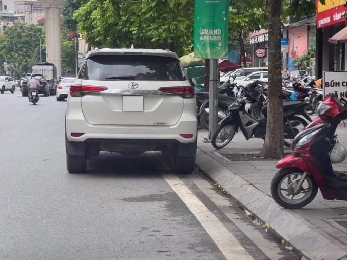 Vạch kẻ đường nét liền trắng sát vỉa hè tại Cầu Giấy, Hà Nội