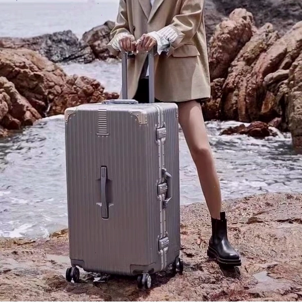 Vali khổng lồ size 30 inch với thiết kế hộp sang trọng và tiện dụng