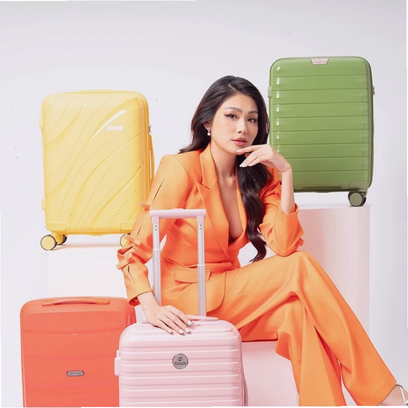Vali Louis Vuitton với họa tiết monogram đặc trưng và thiết kế sang trọng