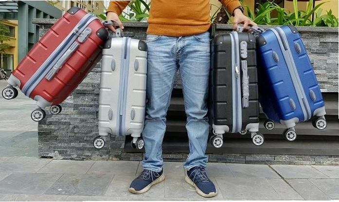Vali size 18 inch đặt cạnh quầy check-in sân bay