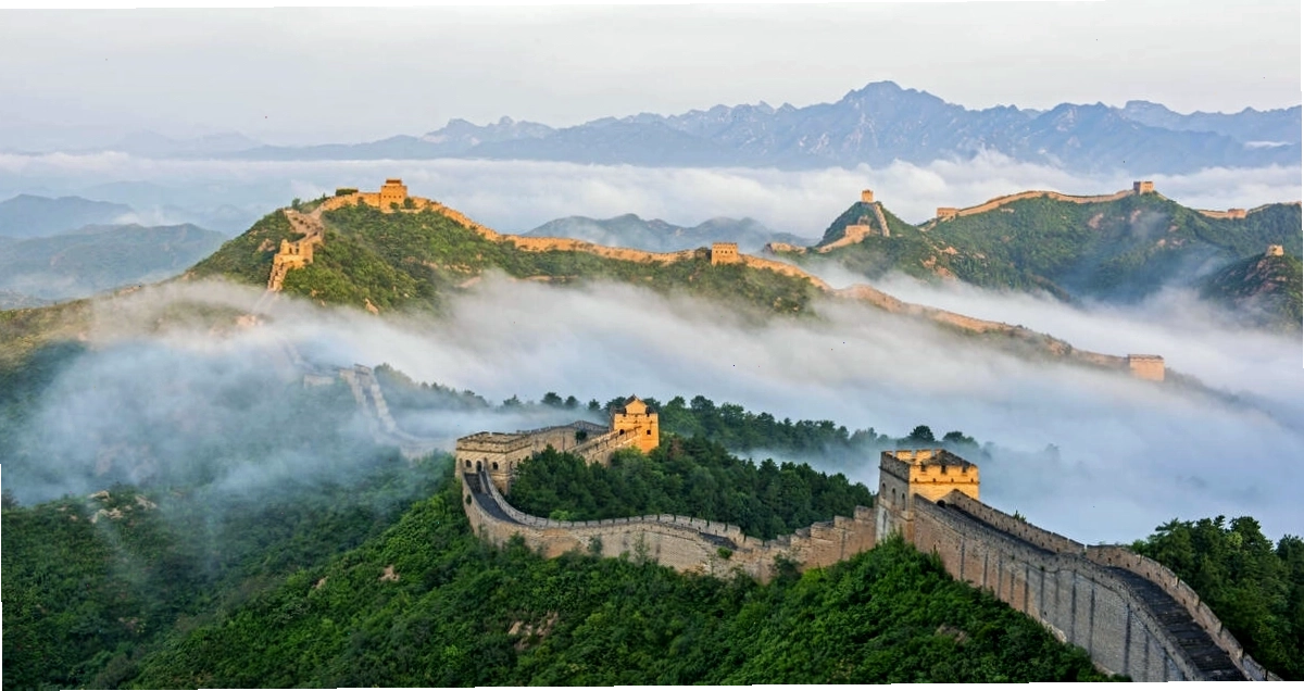 Vạn Lý Trường Thành hùng vĩ vắt ngang qua những ngọn núi