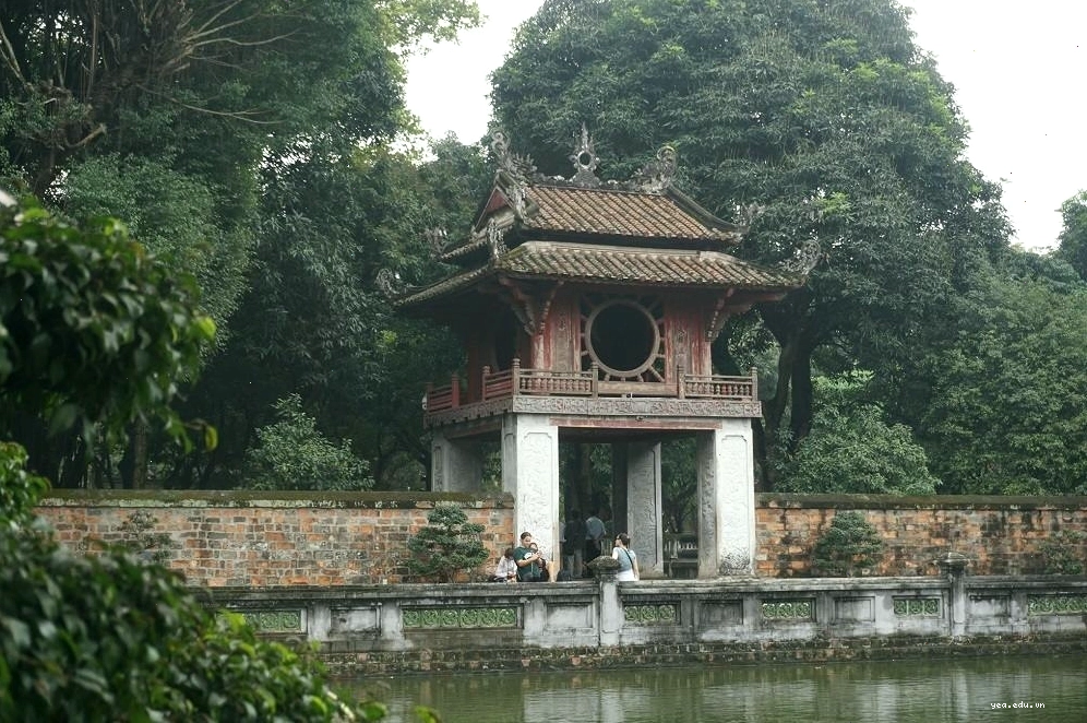 Văn Miếu Quốc Tử Giám cách Vincom Nguyễn Chí Thanh khoảng 4km