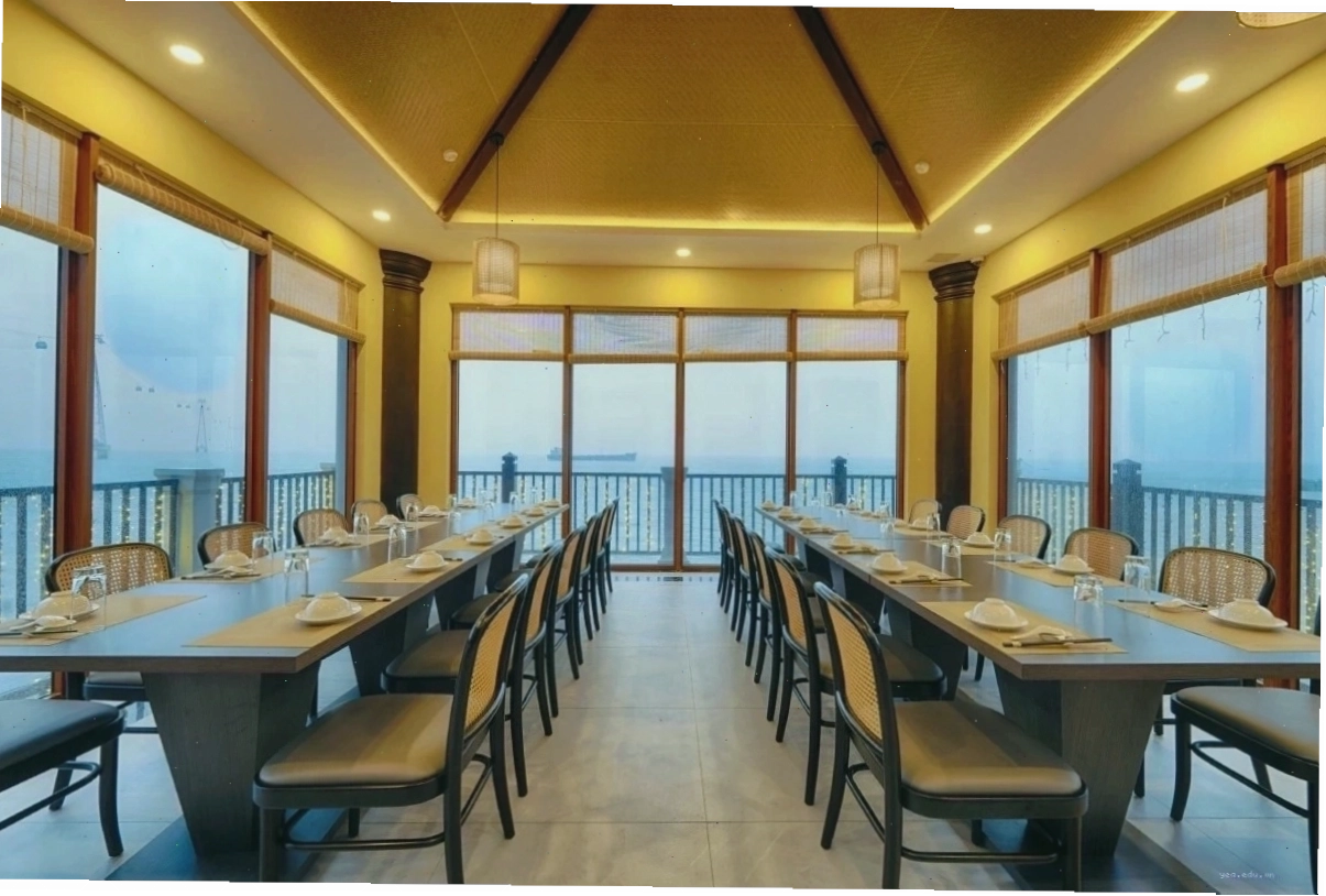 Vẻ đẹp của Cửa Sót Hà Tĩnh với bờ biển dài và làn nước trong xanh