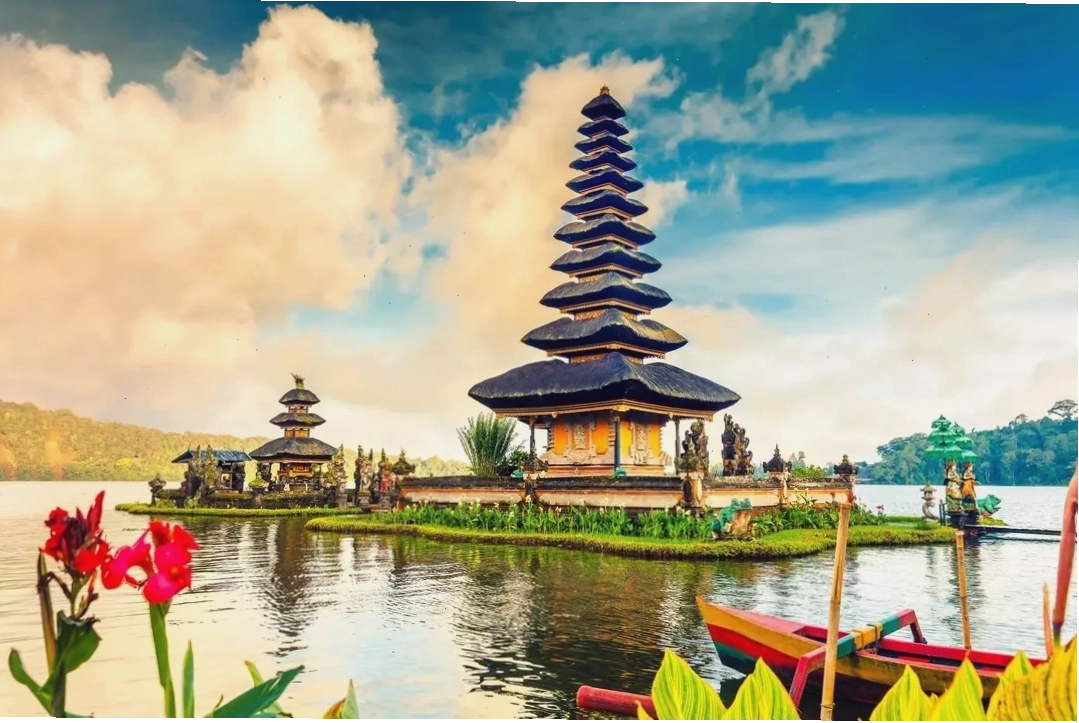 Vẻ đẹp của Đền Tanah Lot vào lúc hoàng hôn tại Indonesia