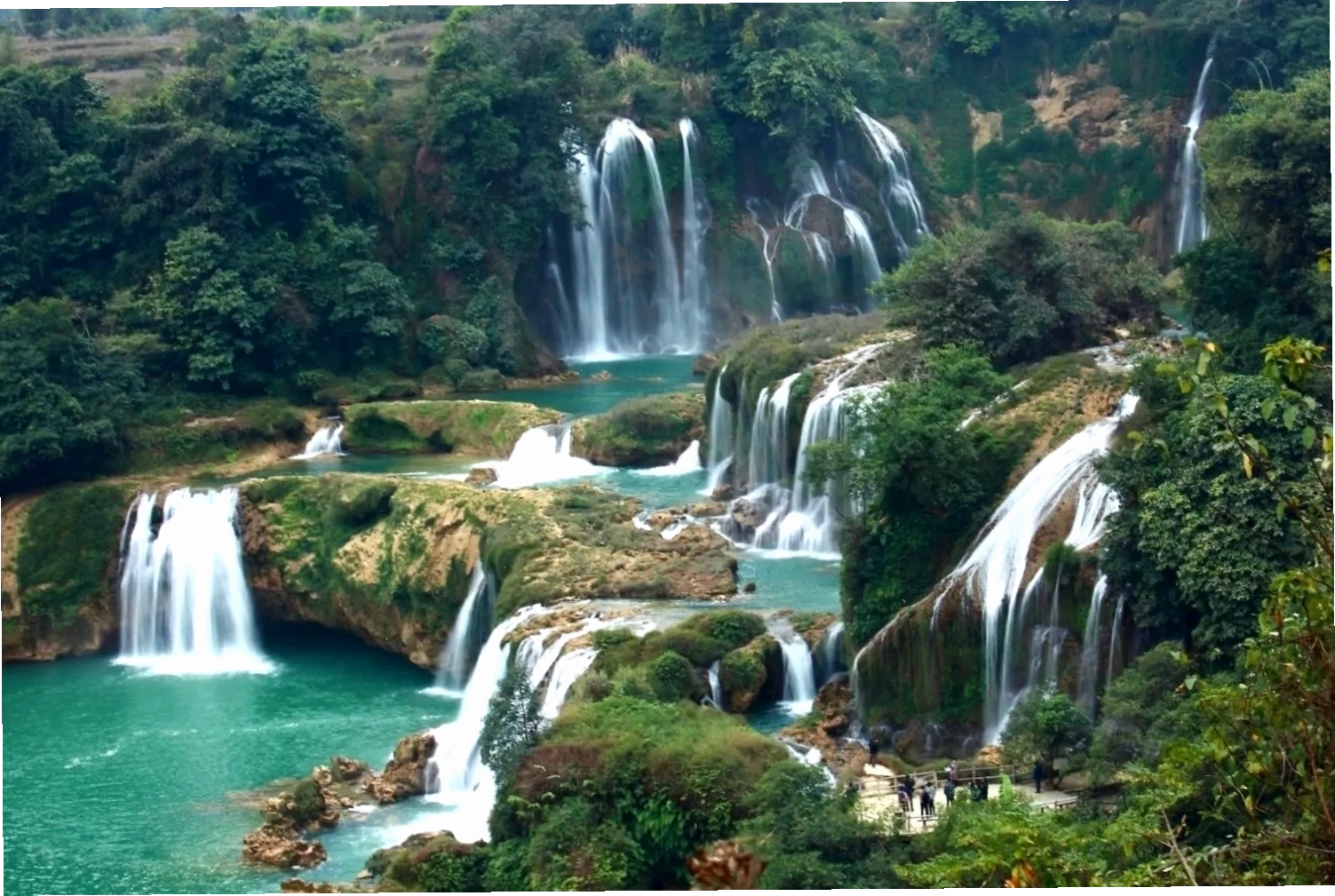 Vẻ đẹp của một trong chín ngọn thác tại Tú Sơn
