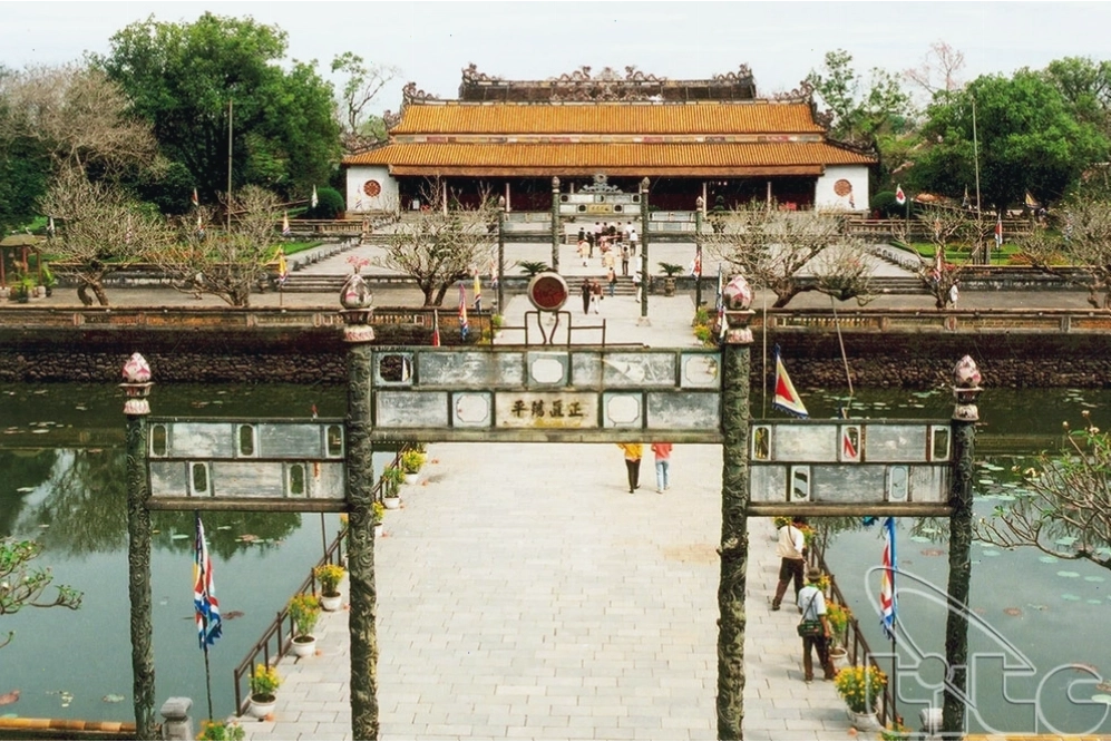 Vẻ đẹp hùng vĩ của Vịnh Hạ Long với hàng nghìn đảo đá vôi nhô lên trên mặt nước