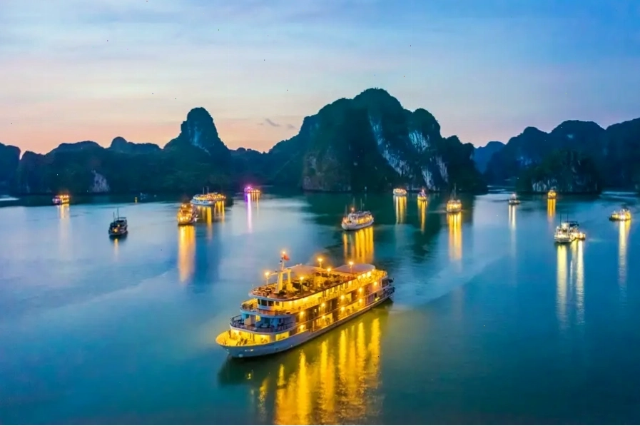 Vẻ đẹp kỳ vĩ của Vịnh Hạ Long - Quảng Ninh với hàng ngàn đảo đá vôi