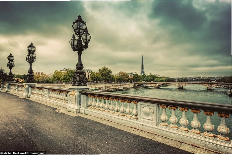 Vẻ đẹp lãng mạn của Paris nhìn từ Cầu Pont Alexandre III