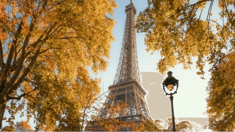Vẻ đẹp lãng mạn của Tháp Eiffel mùa thu