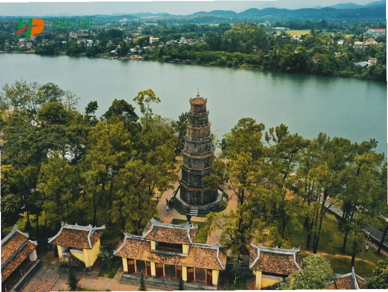 Vẻ đẹp thanh bình của Chùa Thiên Mụ bên sông Hương