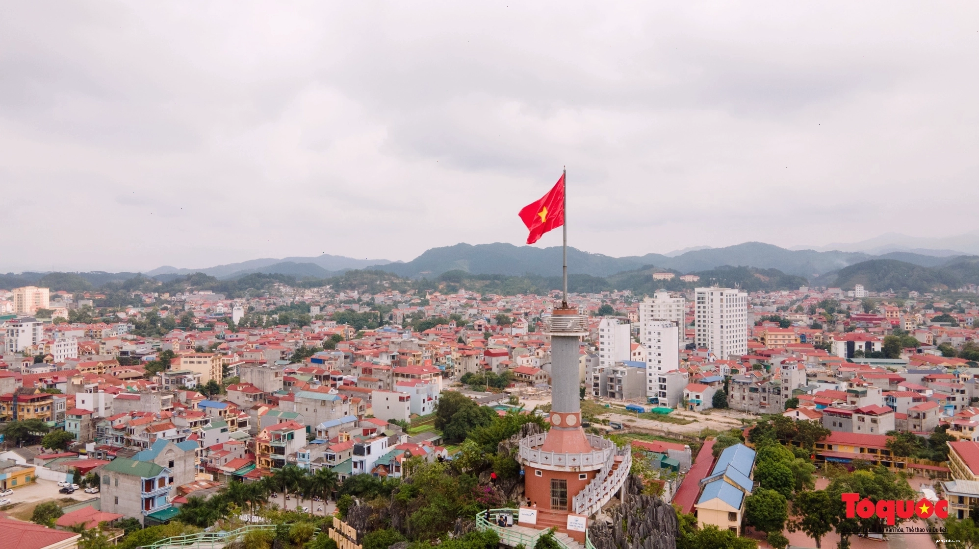 Vẻ đẹp toàn cảnh thành phố Lạng Sơn nhìn từ đỉnh Cột cờ Phai Vệ