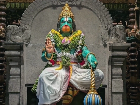Vị thần Hanuman trong Ấn Độ giáo bên trong một ngôi đền Hindu