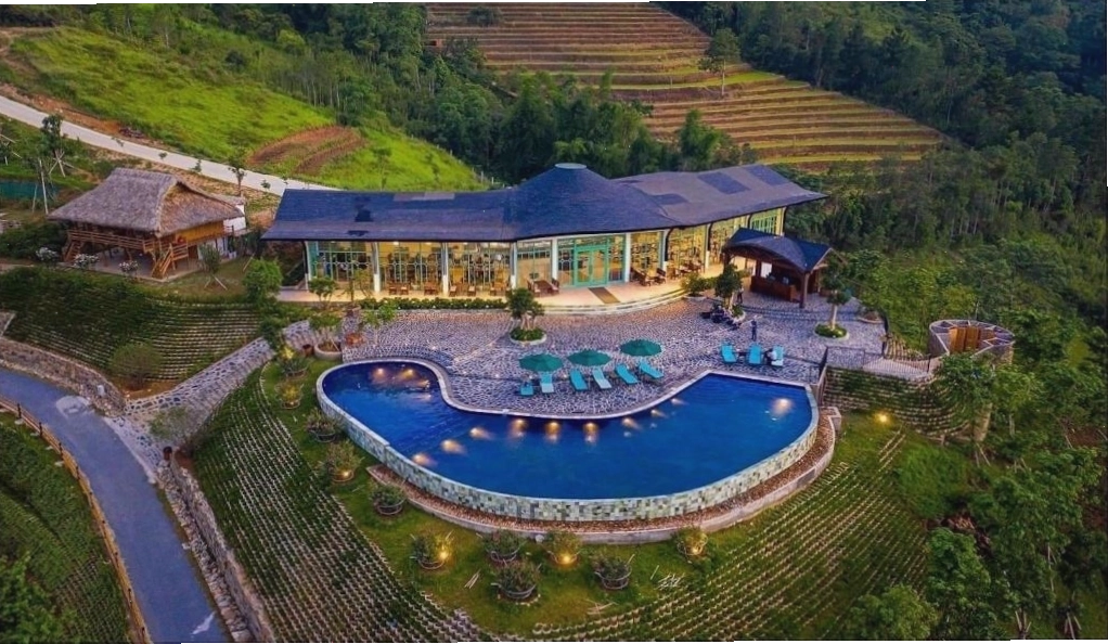 Vị trí lý tưởng của Le Champ Tú Lệ Resort nhìn ra thung lũng Tú Lệ và ruộng bậc thang