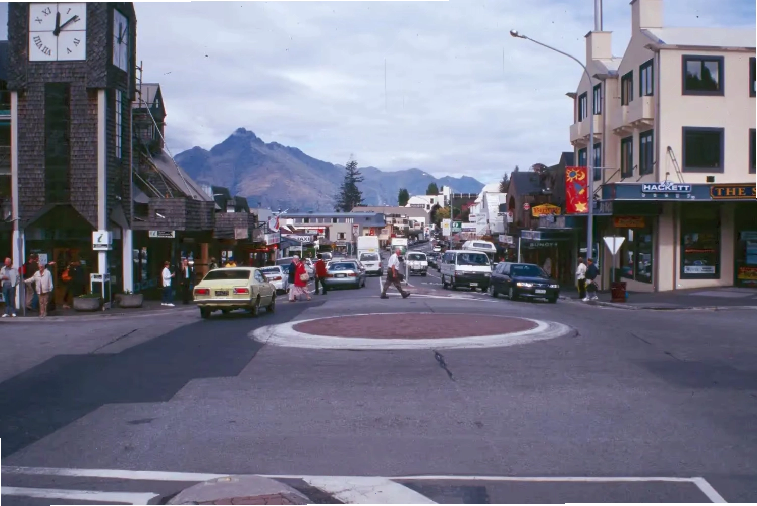 Vỉa hè được mở rộng nhờ áp dụng traffic calming