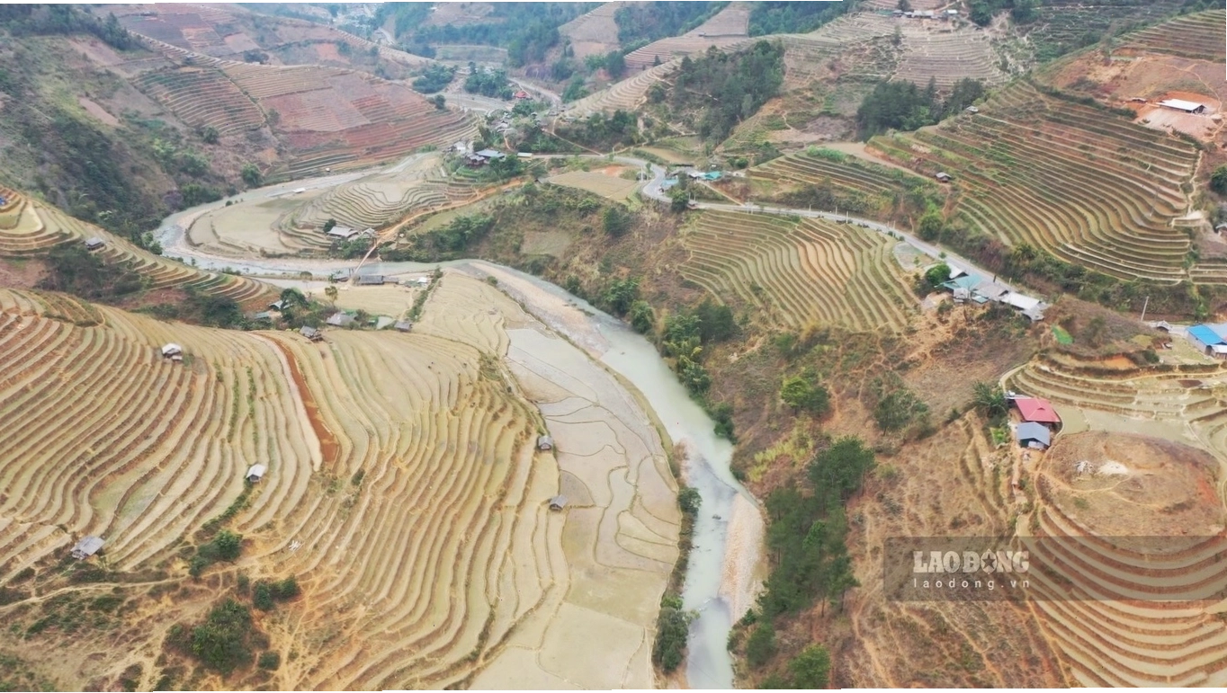 Việc dòng suối bị ô nhiễm ảnh hưởng nghiêm trọng đến môi trường nước và cảnh quan khu danh thắng Quốc gia đặc biệt ruộng bậc thang Mù Cang Chải.