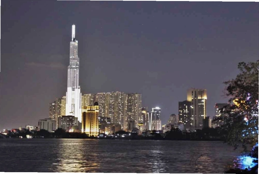 View ngắm tòa nhà Landmark 81 đèn điện lung linh tuyệt đẹp từ bờ kè Thanh Đa