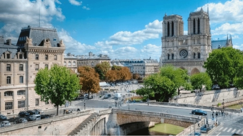 View từ khách sạn Les Rives de Notre-Dame nhìn ra nhà thờ Đức Bà và sông Seine