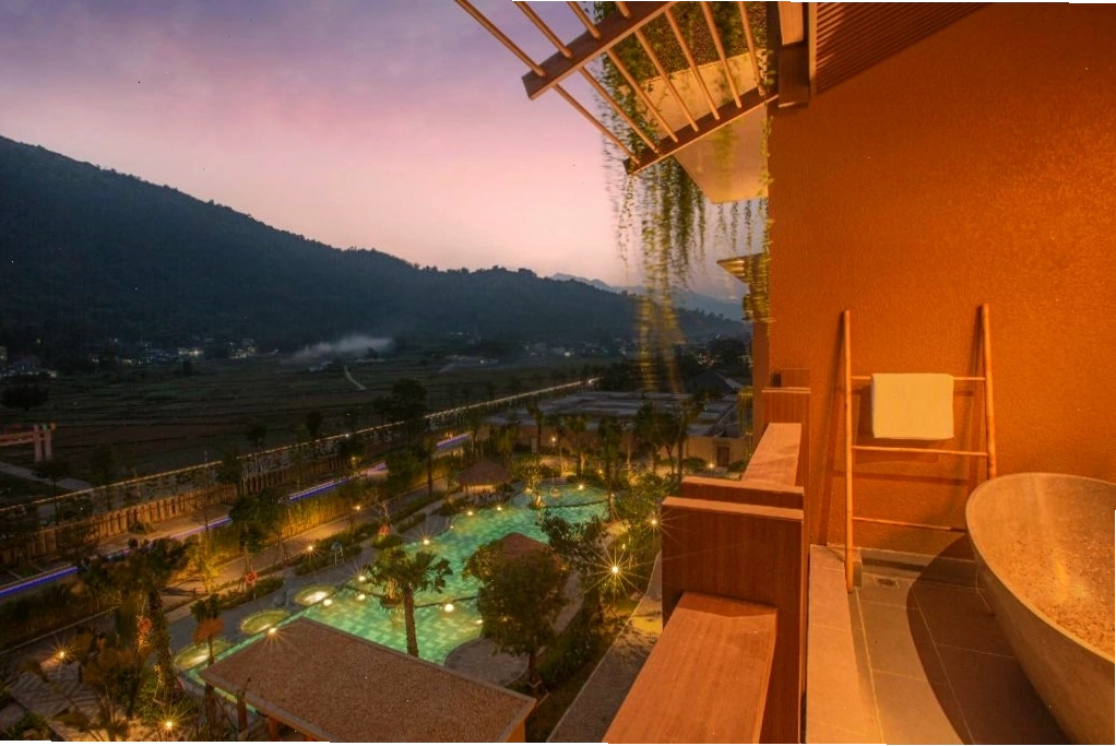 Villa sang trọng tại Mandala Retreats Kim Bôi với bồn tắm khoáng nóng ngoài trời