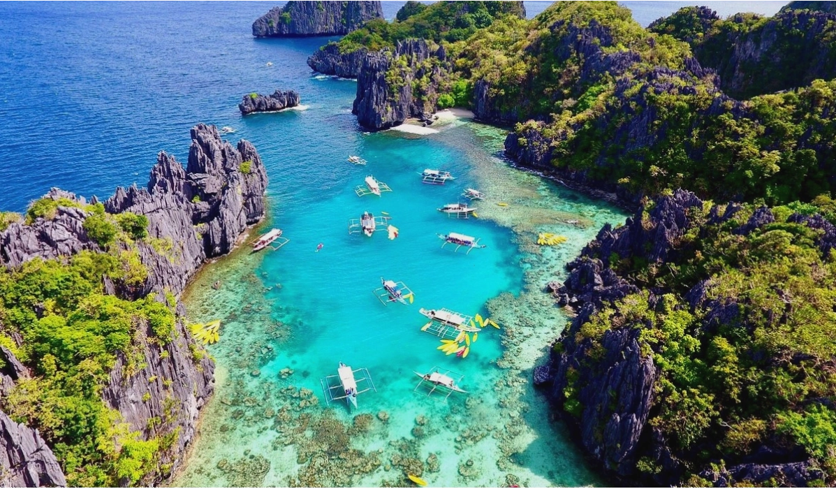 Vịnh đá vôi và làn nước trong xanh tại Palawan, Philippines