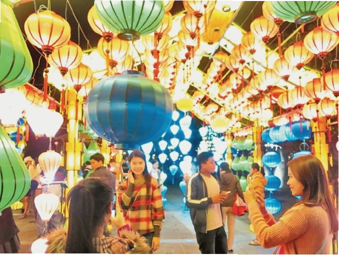Vịnh Hạ Long hùng vĩ với hàng ngàn đảo đá vôi