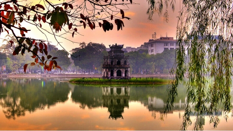 Vịnh Hạ Long lung linh về đêm
