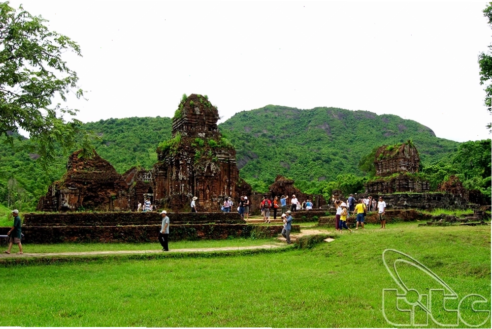 Vịnh Hạ Long với hàng nghìn đảo đá vôi kỳ vĩ