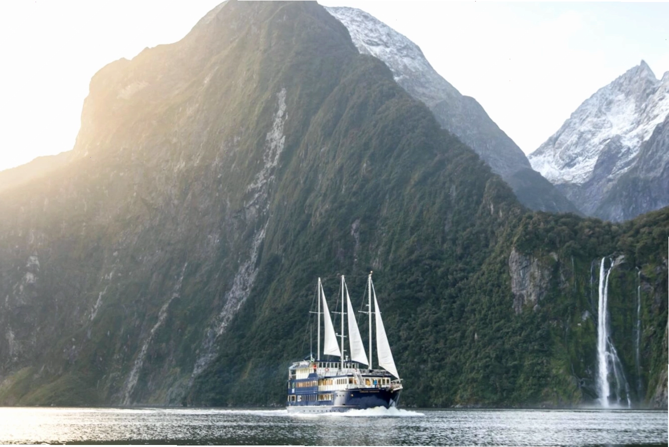 Vịnh Milford Sound New Zealand với vách đá hùng vĩ và mặt nước xanh biếc