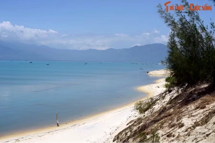 Vịnh Nha Trang thơ mộng với những hòn đảo xanh mướt