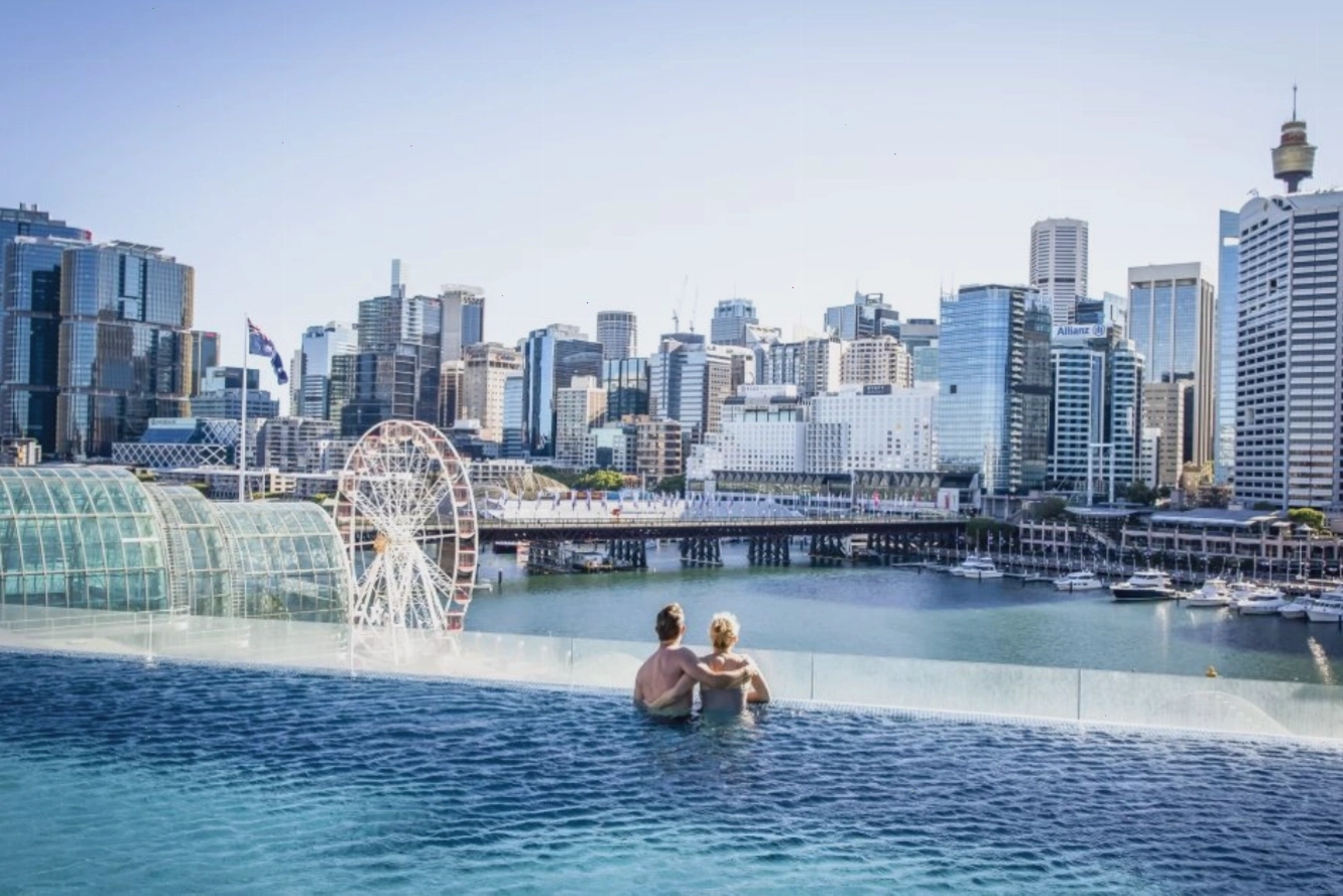 Vịnh Sydney Harbour với những cánh buồm trắng lướt trên mặt nước
