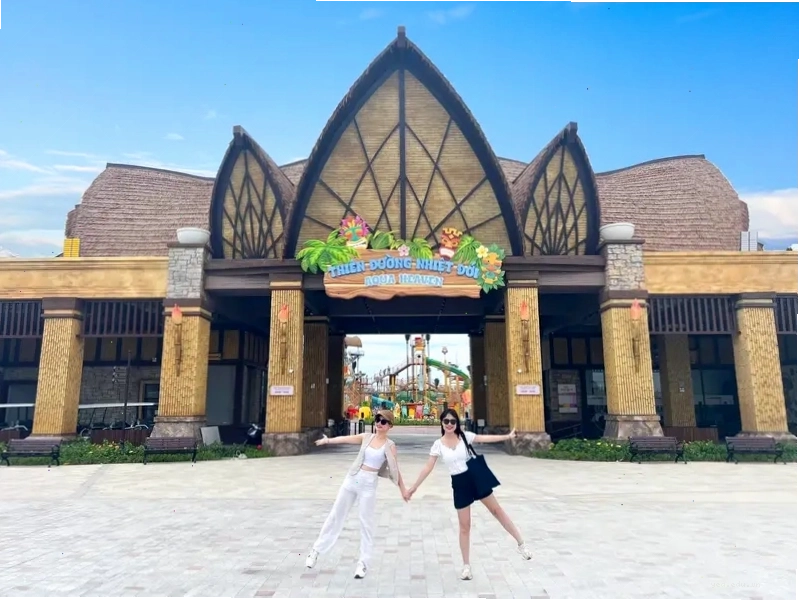 VinWonders Cửa Hội Nghệ An nhìn từ trên cao với kiến trúc hiện đại và sôi động