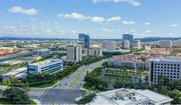 Với vị trí địa lý thuận lợi, Quận Cam dễ dàng tiếp cận từ các thành phố lớn