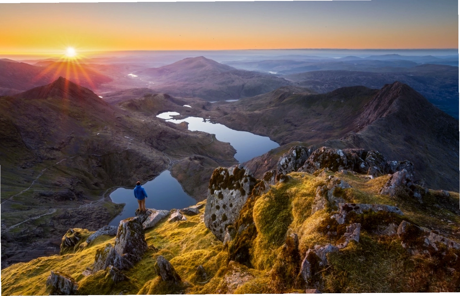 Vườn quốc gia Snowdonia với đỉnh núi tuyết phủ và hồ nước xanh biếc