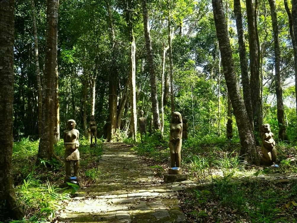Vườn tượng gỗ Măng Đen độc đáo