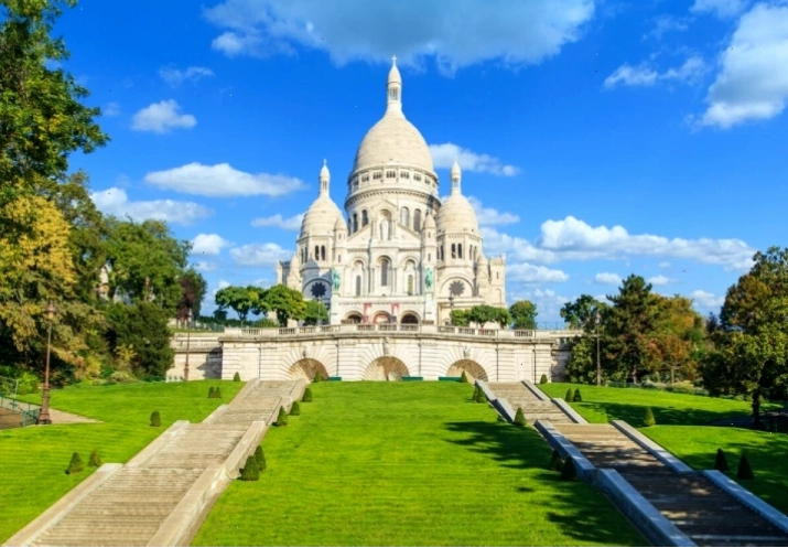 Vương cung thánh đường Sacré-Coeur lộng lẫy trên đồi Montmartre