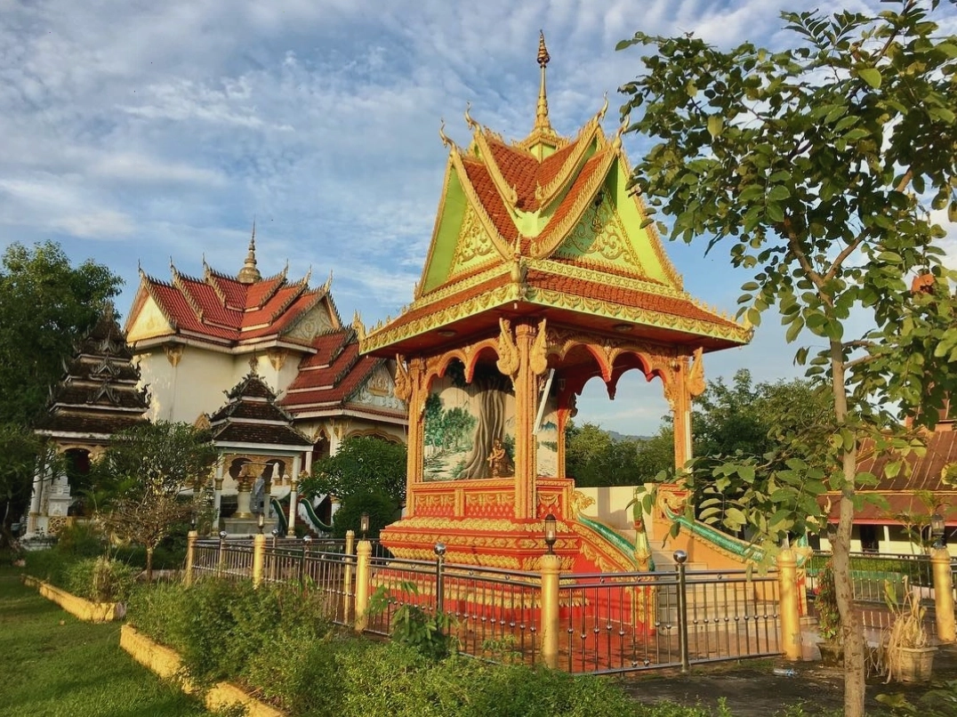 Wat Phabad Lào với những bảo tháp đầy màu sắc