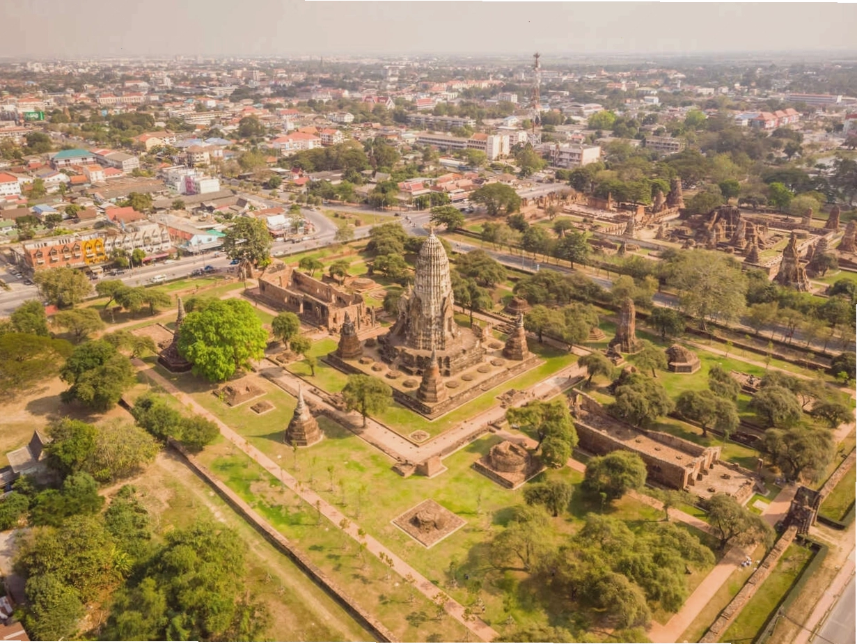 Wat Phra Si Sanphet - Ngôi chùa quan trọng nhất ở Ayutthaya với ba bảo tháp dát vàng.