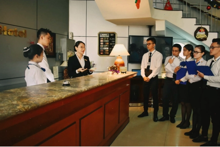 Xây dựng mối quan hệ tốt đẹp với khách hàng là nhiệm vụ quan trọng của bộ phận FO