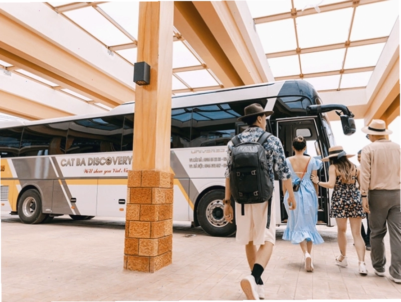 Xe bus của Cat Ba Discovery là giải pháp hoàn hảo thay thế cho việc đi Cát Bà bằng ô tô tự lái mùa cao điểm