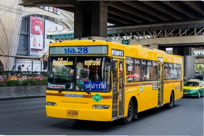 Xe bus hiện đại dừng tại bến xe ở Bangkok