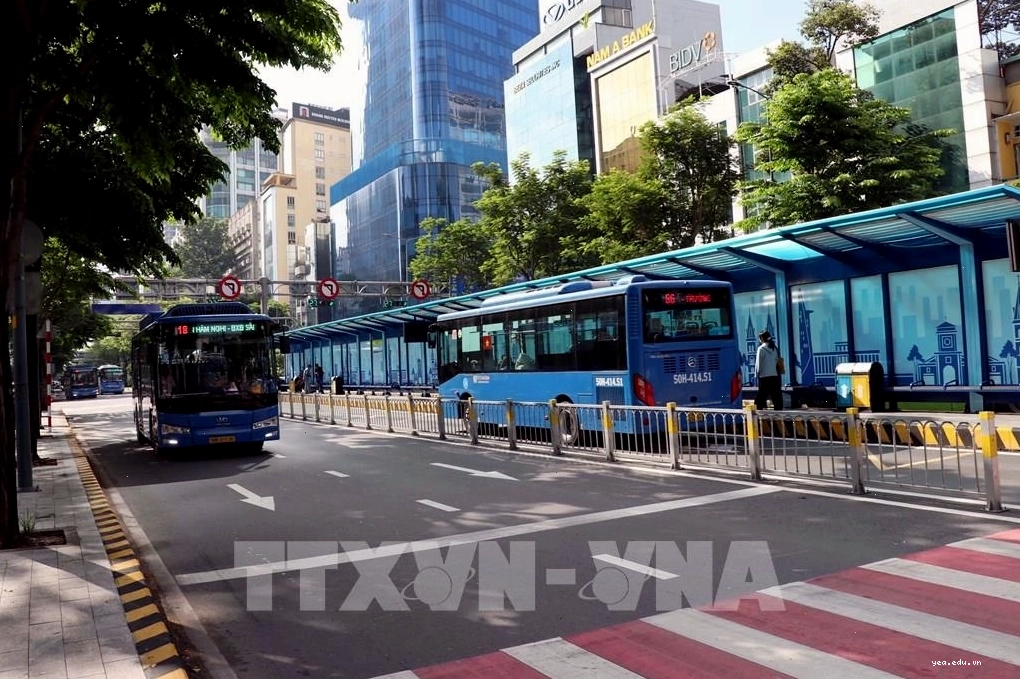 Xe buýt Bầu Đông Anh trên đường di chuyển