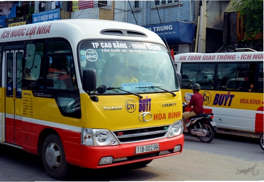 Xe buýt Cao Bằng trên đường tới thị trấn Nước Hai