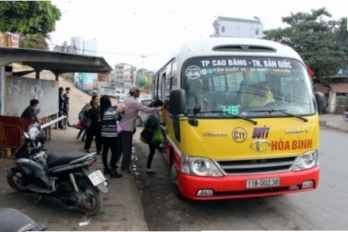 Xe buýt đưa du khách đến Thác Bản Giốc