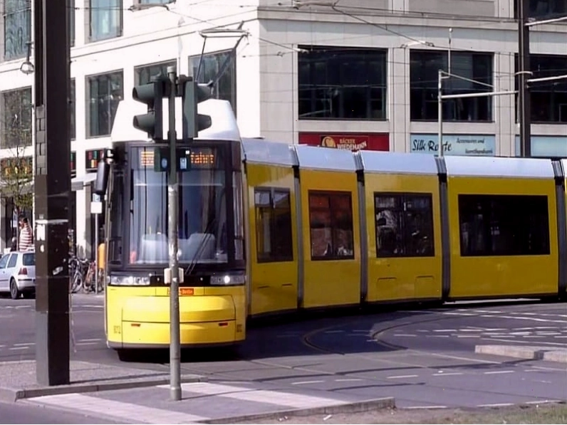 Xe buýt hiện đại di chuyển trên đường phố Dresden