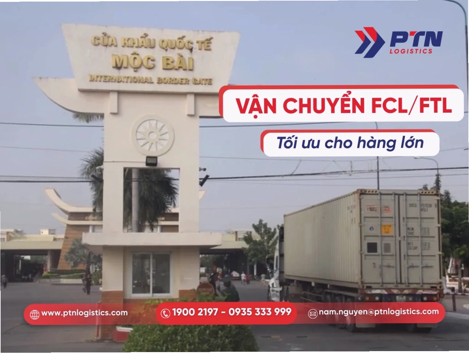 Xe container chở hàng đang làm thủ tục tại Cửa khẩu Mộc Bài
