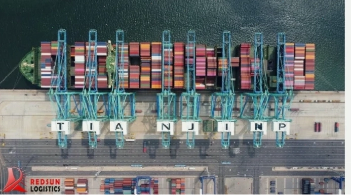 Xe container di chuyển trong khu vực Cảng Thiên Tân