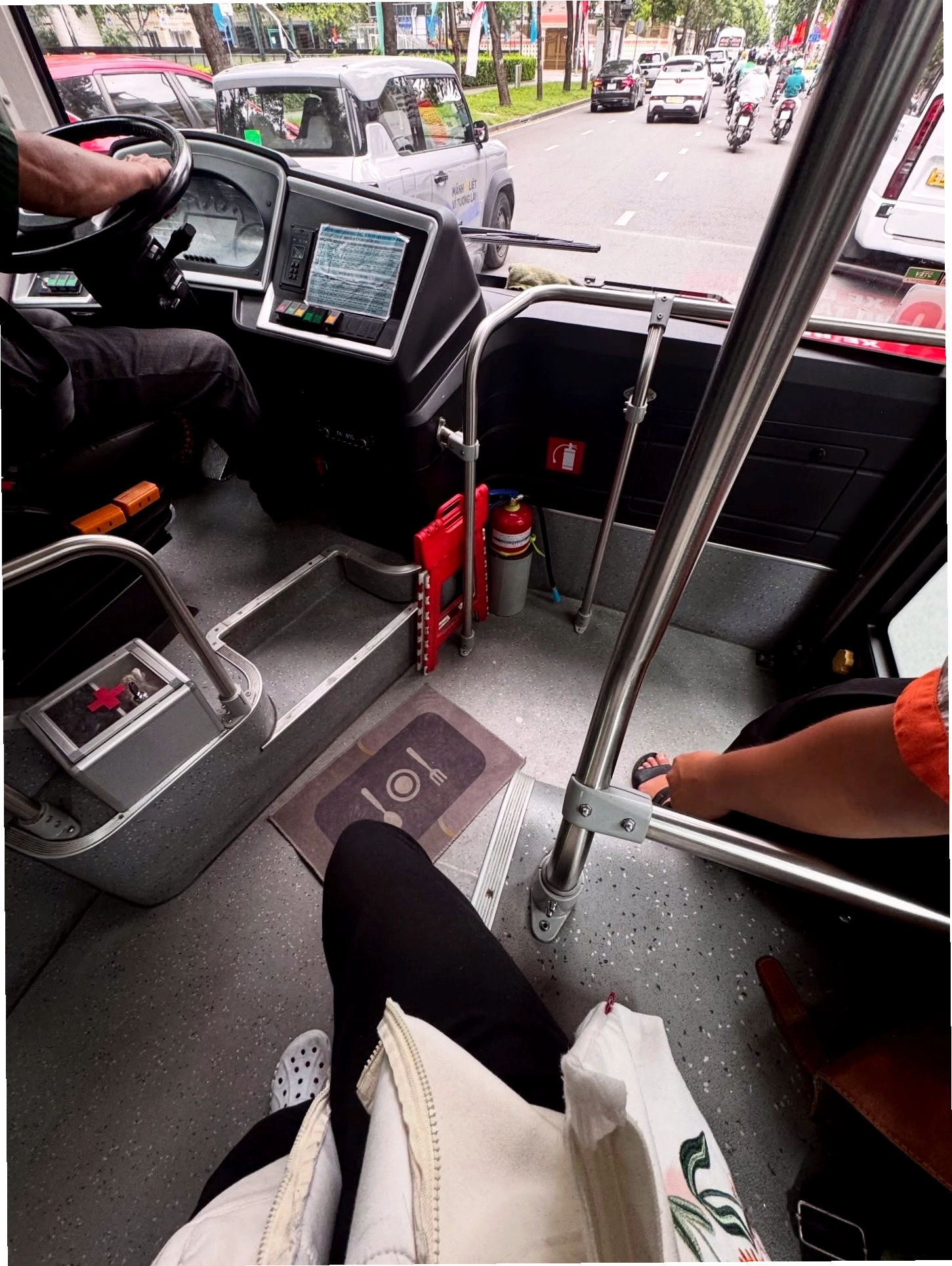 Xe courtesy shuttle bus đậu trước sảnh khách sạn
