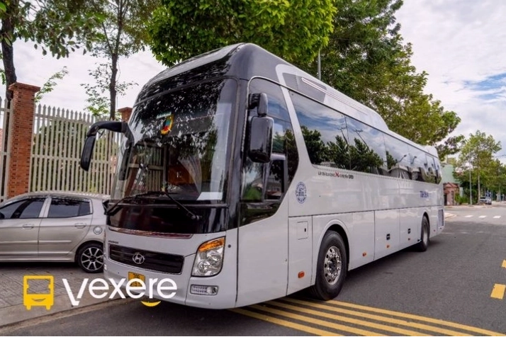 Xe Đồng Phước di chuyển trên QL22