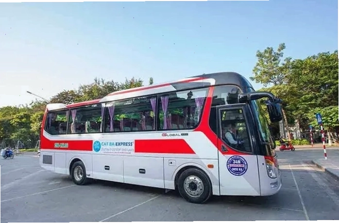 Xe khách Cat Ba Express di chuyển nhanh chóng