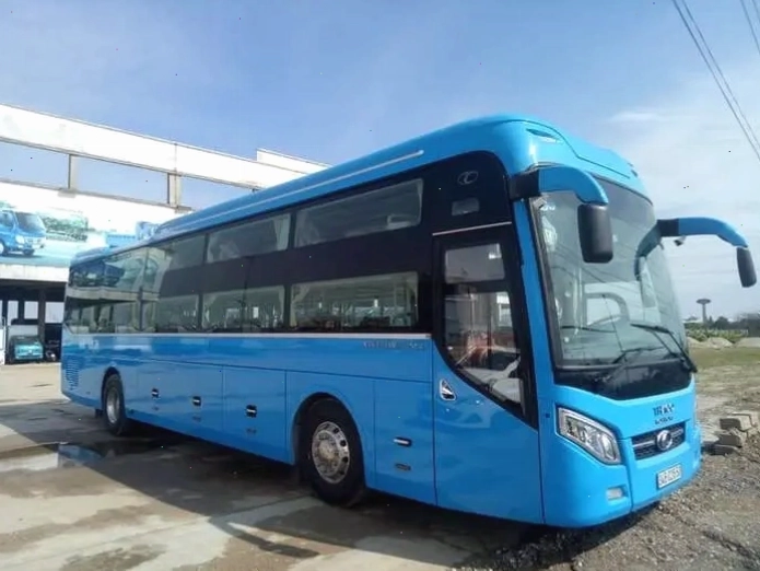 Xe khách di chuyển trên cung đường đồi núi ở Bắc Kạn